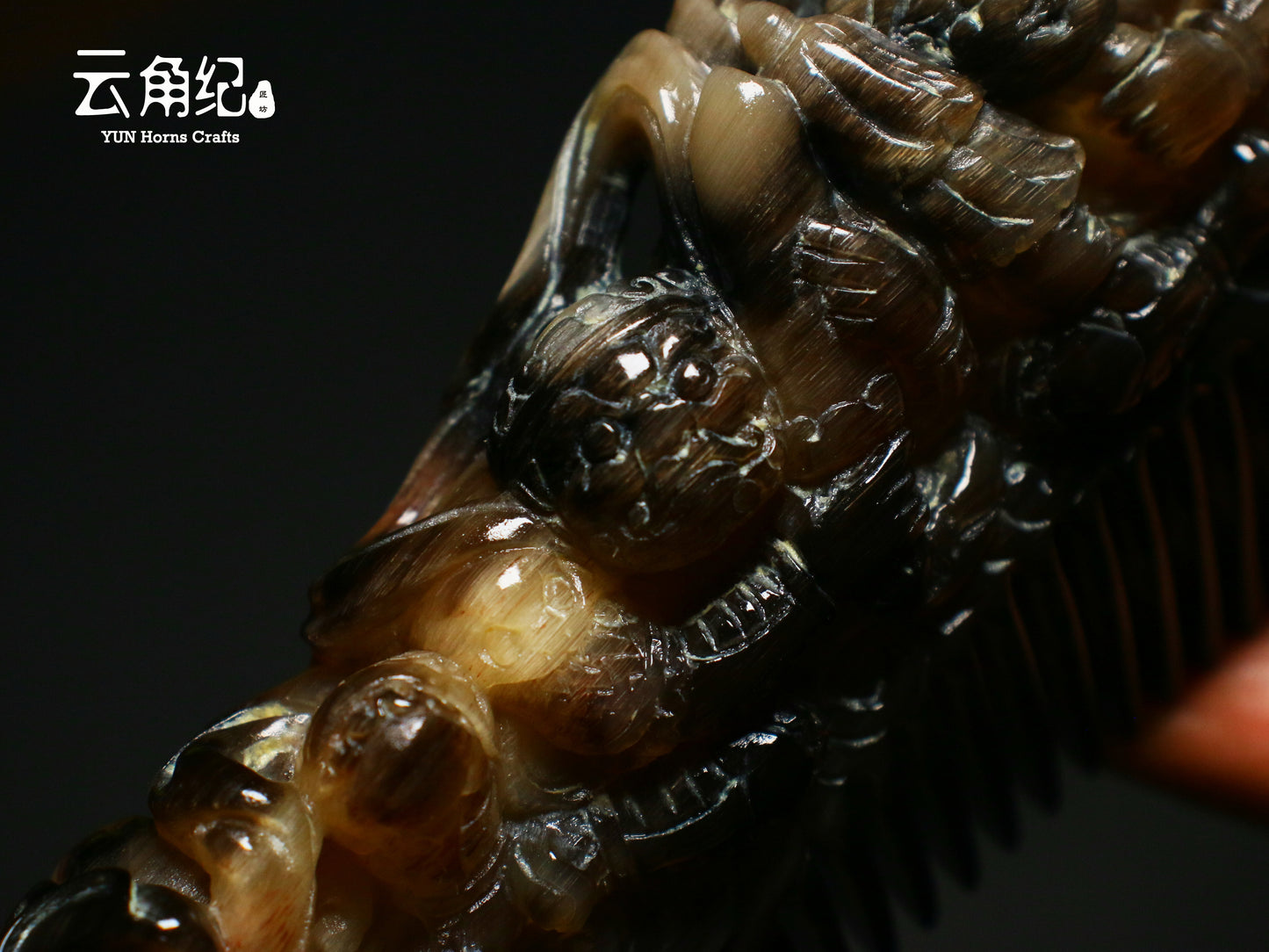 Artisanal Goat Horn Comb with Four Heavenly Kings Handle斗羊精雕四大金刚手柄梳
