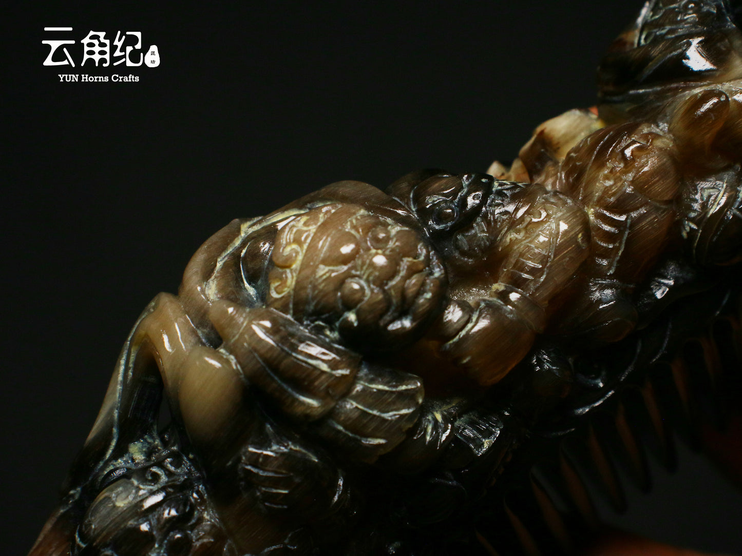 Artisanal Goat Horn Comb with Four Heavenly Kings Handle斗羊精雕四大金刚手柄梳