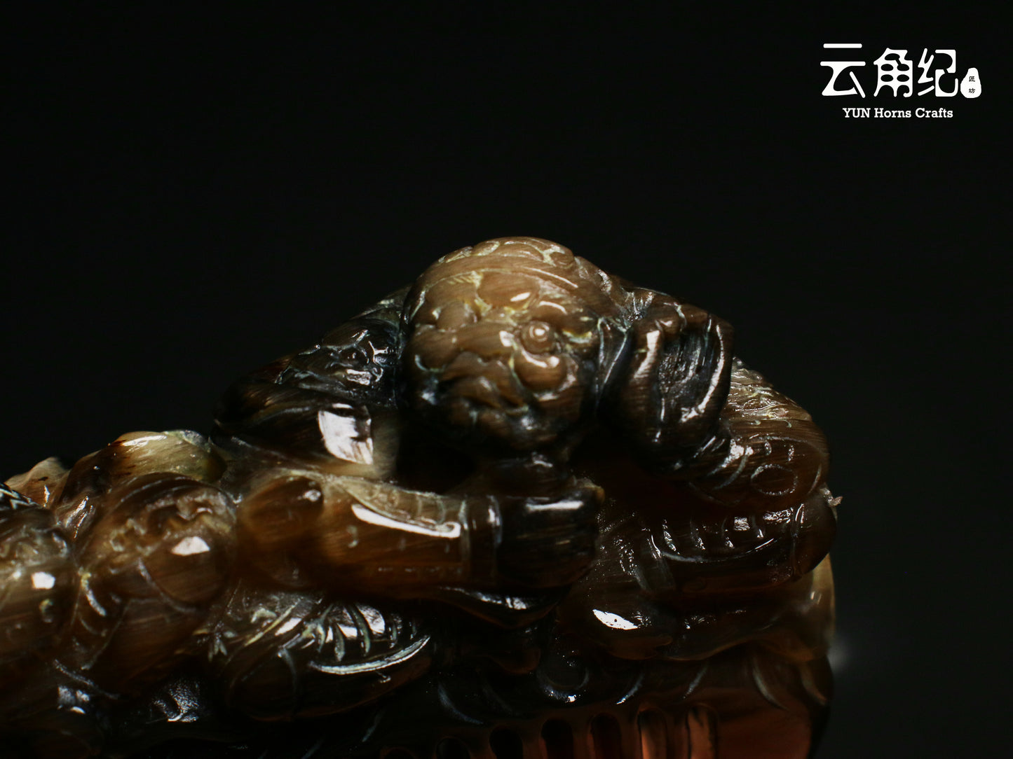 Artisanal Goat Horn Comb with Four Heavenly Kings Handle斗羊精雕四大金刚手柄梳