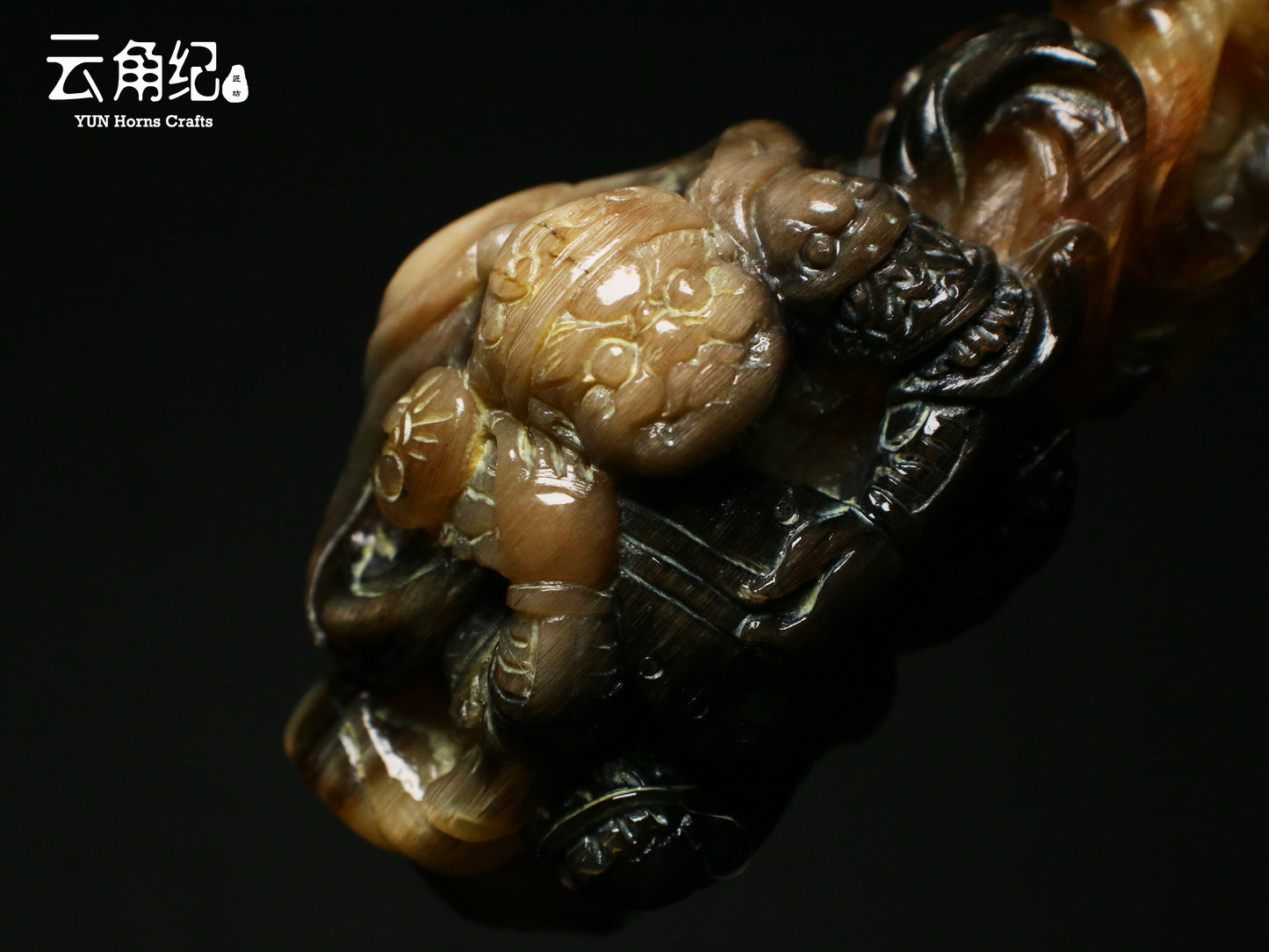 Artisanal Goat Horn Comb with Four Heavenly Kings Handle斗羊精雕四大金刚手柄梳