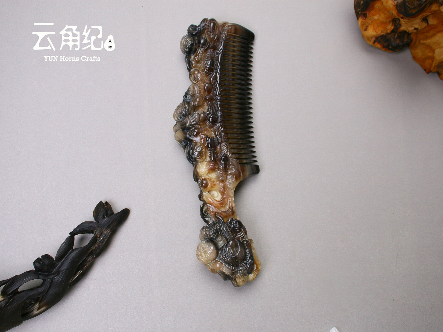 Artisanal Goat Horn Comb with Four Heavenly Kings Handle斗羊精雕四大金刚手柄梳