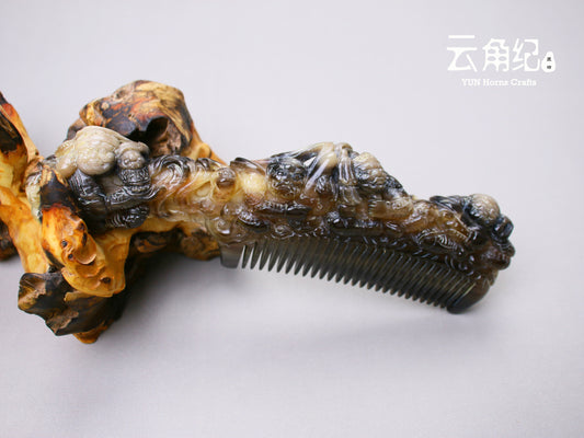 Artisanal Goat Horn Comb with Four Heavenly Kings Handle斗羊精雕四大金刚手柄梳