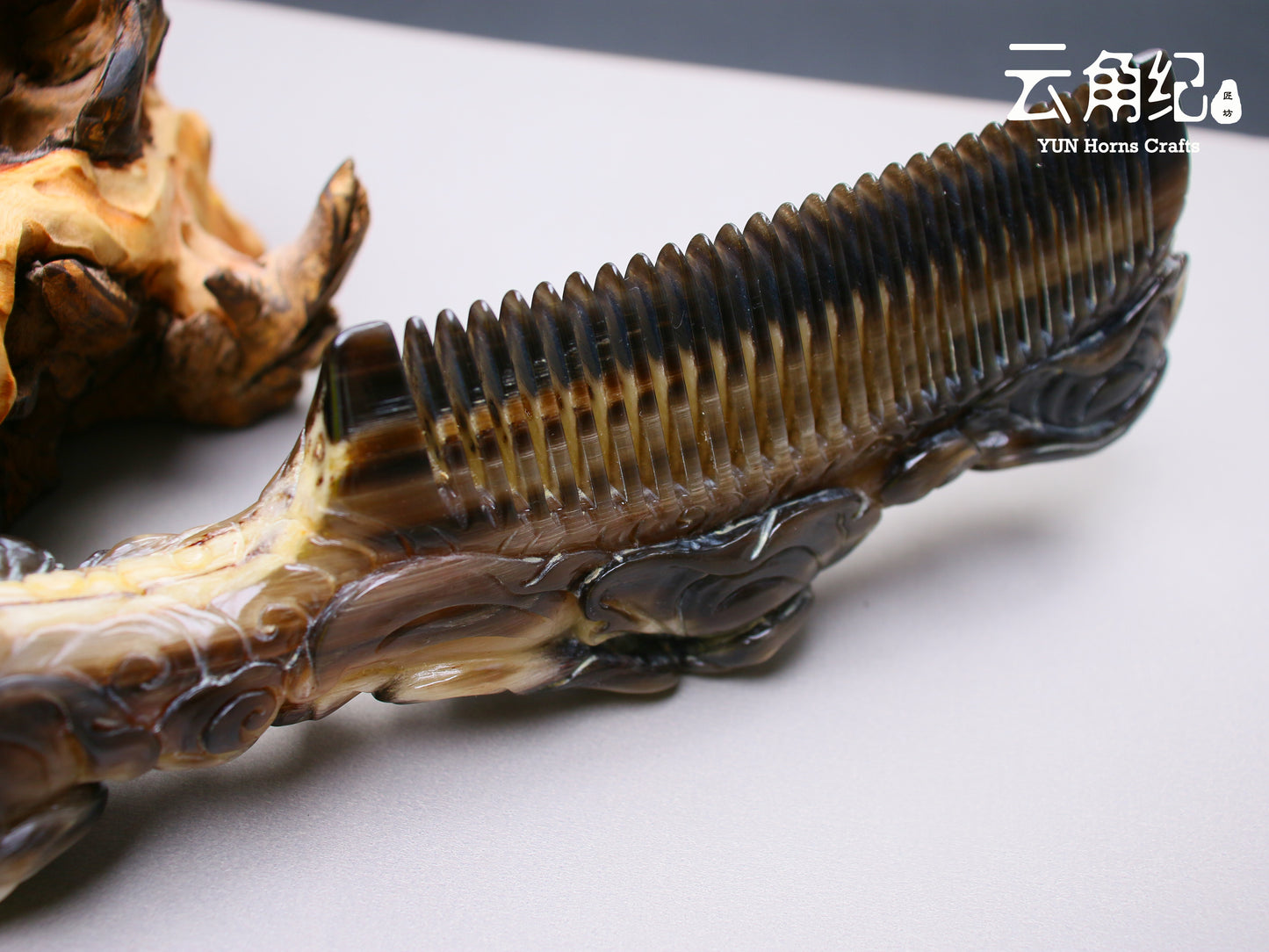 Artisanal Goat Horn Comb with Four Heavenly Kings Handle斗羊精雕四大金刚手柄梳