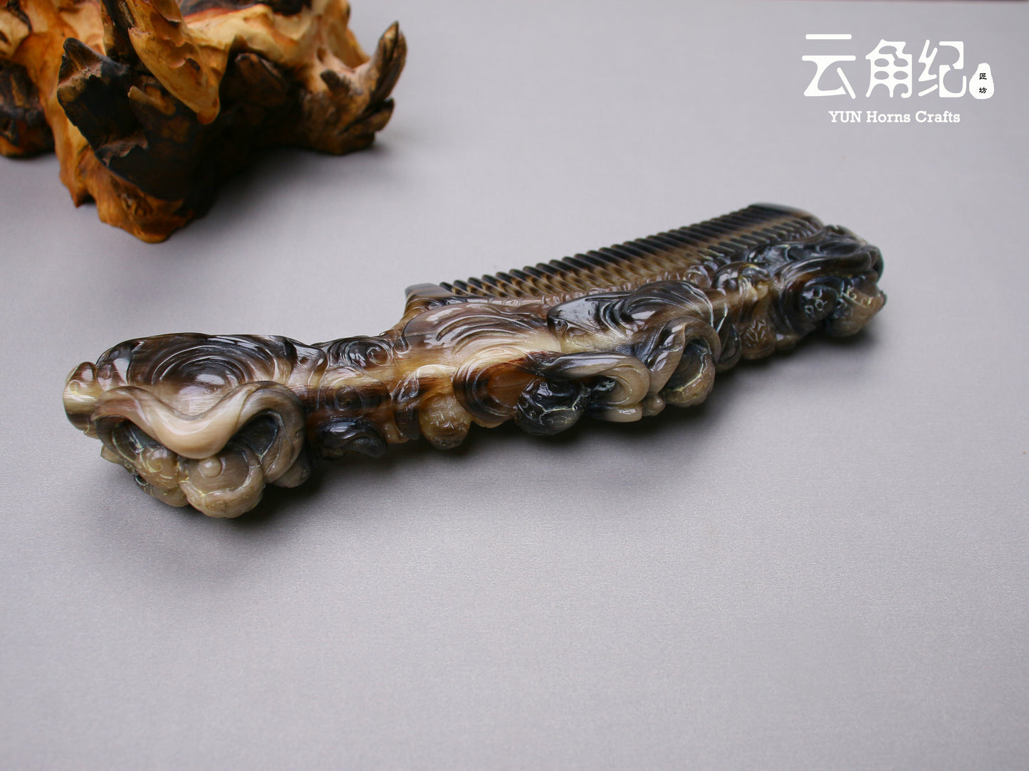 Artisanal Goat Horn Comb with Four Heavenly Kings Handle斗羊精雕四大金刚手柄梳