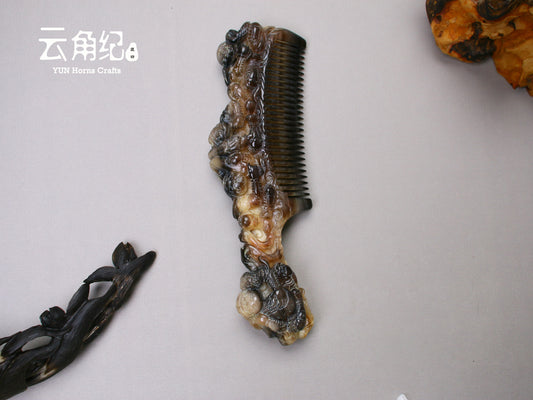 Artisanal Goat Horn Comb with Four Heavenly Kings Handle斗羊精雕四大金刚手柄梳