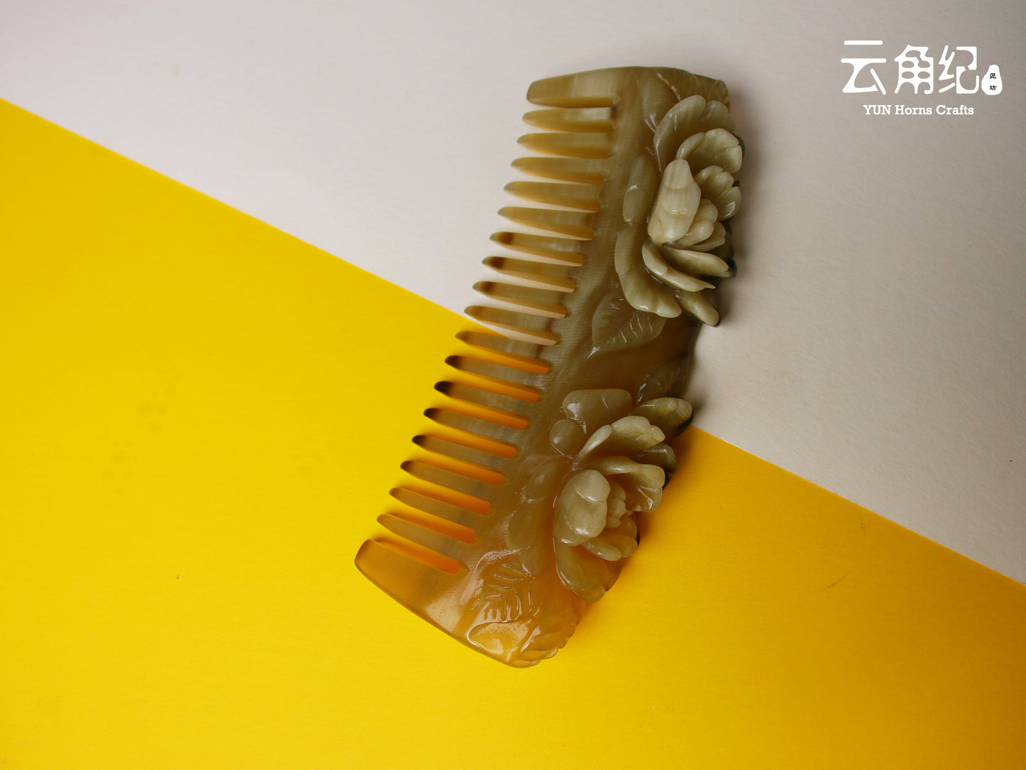 Peony Moon Comb - Handcrafted Elegance精雕牡丹花半月梳