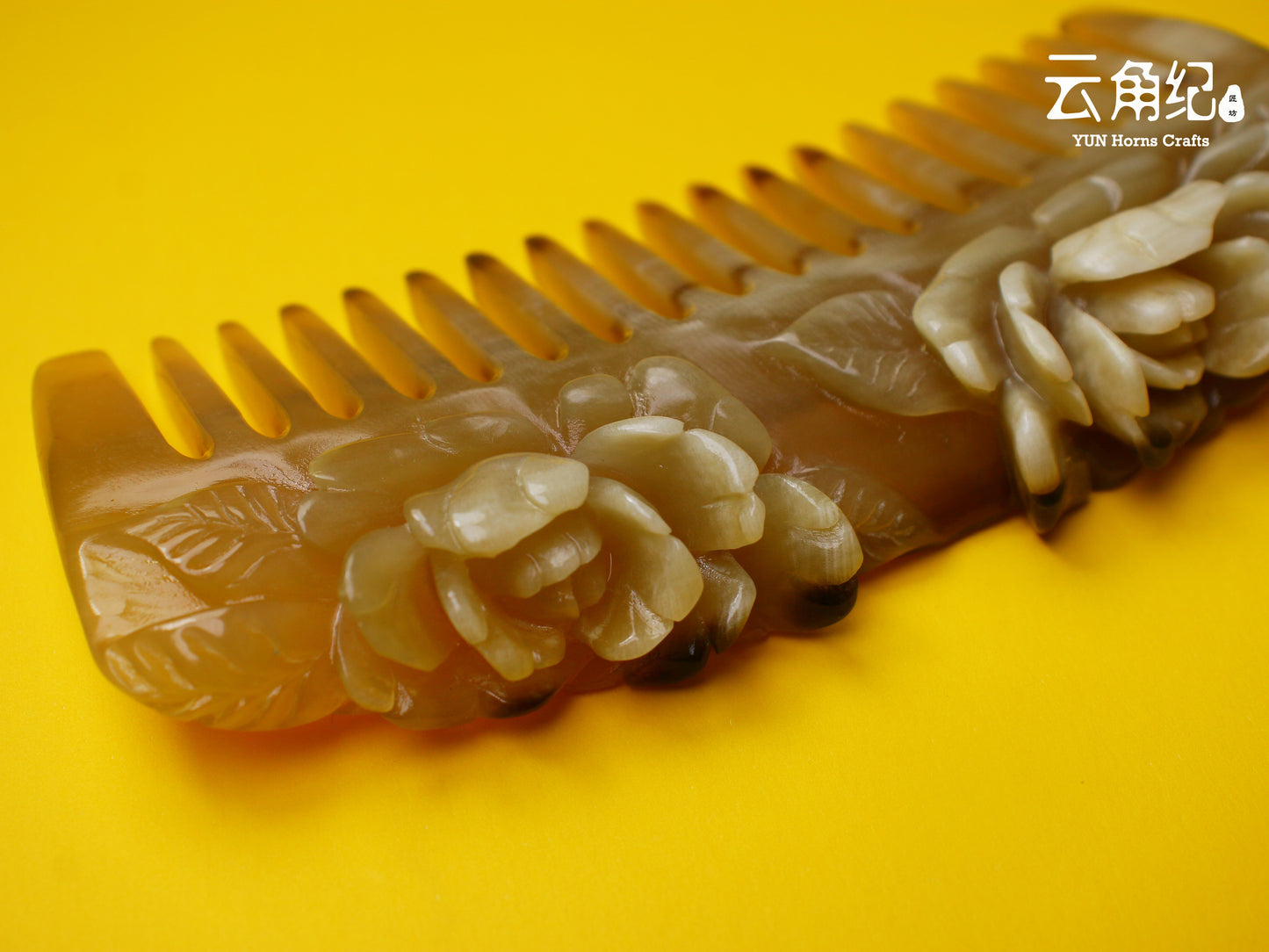 Peony Moon Comb - Handcrafted Elegance精雕牡丹花半月梳